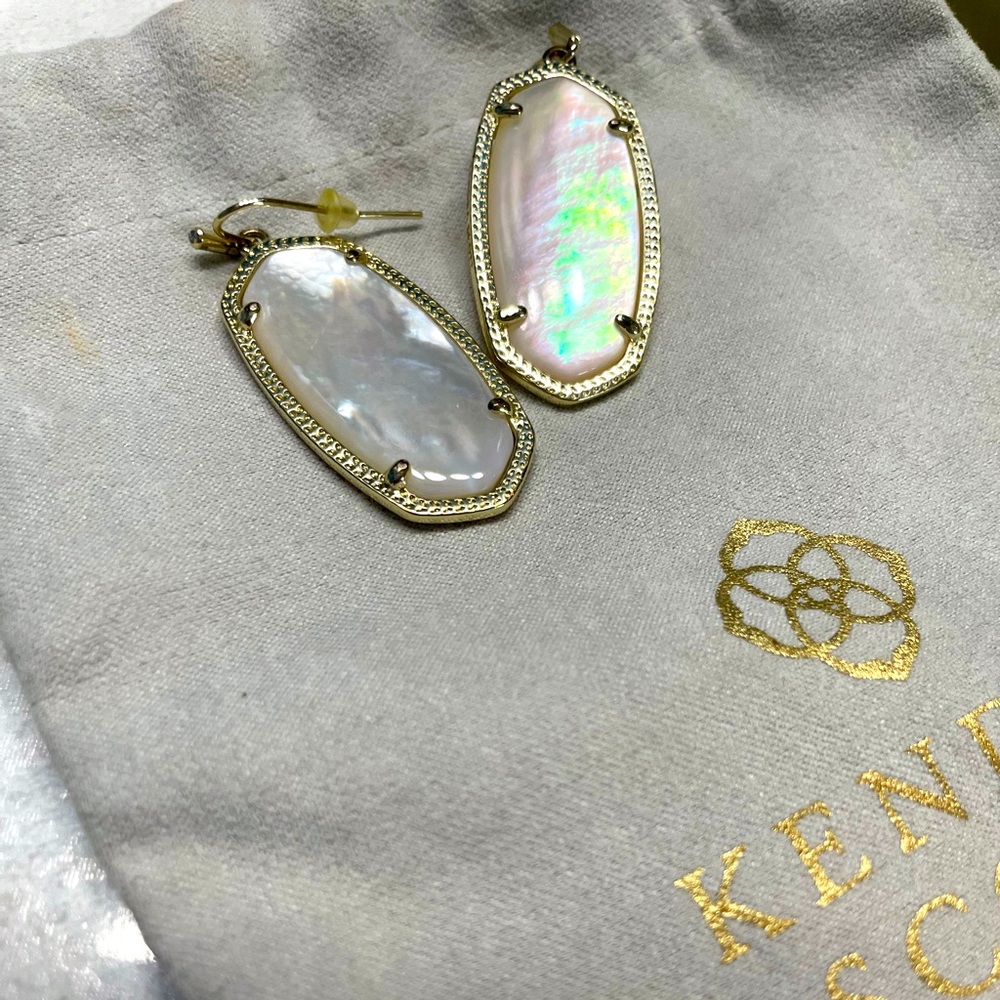 Beautiful Kendra Scott Mother of Pearl Ellie Gold drop earrings